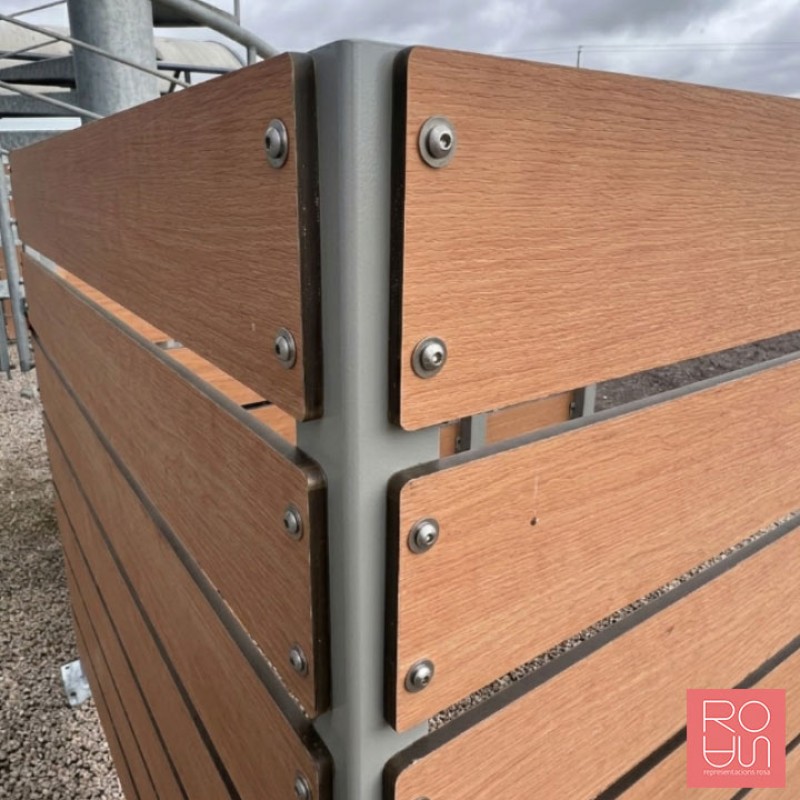 Guardacontenidors modulable en lames de fusta compacte 